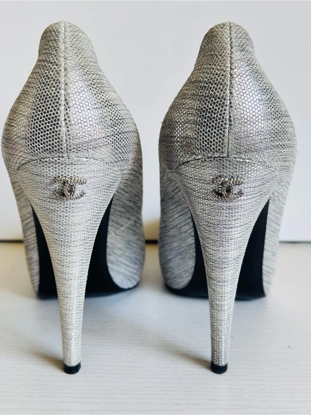 CHANEL Pumps Metallic Silver Cap Toe Textured EU 39.5 Crystal Logo Stiletto